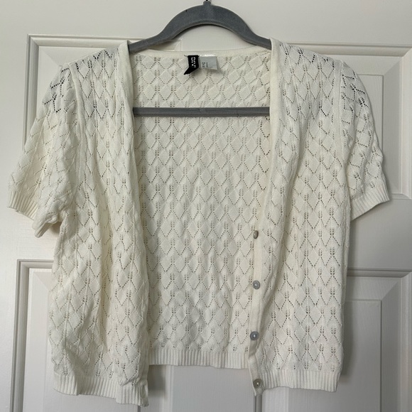 dainty crochet short sleeved cardigan - Picture 2 of 5